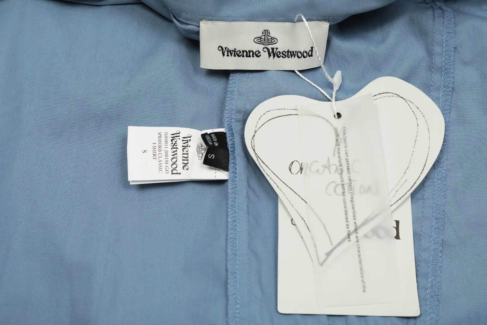 VIVI122 Uniform style for men and women" vivienne west wood Queen Mother Vivian Uniform style for men and women Casual suit style design shirt Metallic finishing touch on cuffs Folding sleeve design with high workmanship Double pressure line patch design on the hem The upper body has a stylish design sense The white background picture details display effect is average The real texture quality far exceeds the picture The 3 colors are very versatile Dark blue Black White Size: S M L